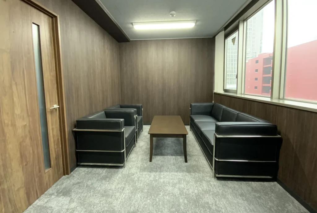 施工実績写真 応接室 木目調壁紙クロス（東リ WVP4132） タイルカーペット（東リ GA36302） LGS壁造作 木製建具 法人専門内装プロ