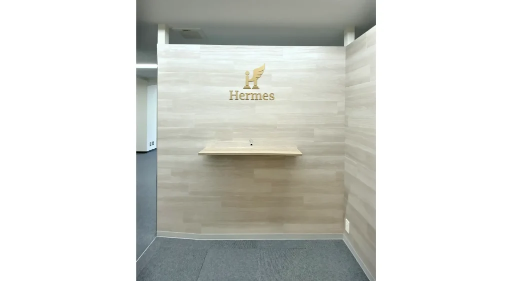 施工実績写真 LGS造作壁 壁塩ビタイル張り(東リ「ロイヤルウッド、PWT3273」) サイン工事 アクリル切り文字 法人専門内装プロ