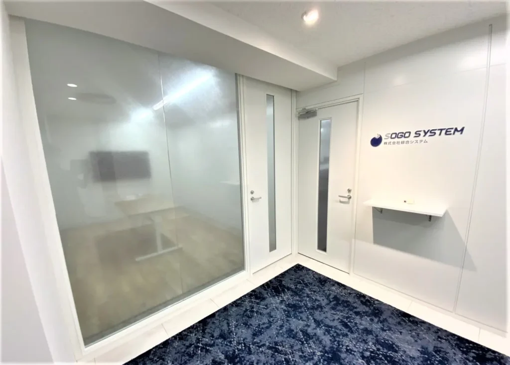 施工実績写真 受付エントランス ブルー系タイルカーペット張り（スミノエ ID-4704） 石目調塩ビタイル張り（東リ ルースレイ TTN3303） ガラスフィルム張り（3M ファサラ SH2CHMAB） 法人専門内装プロ